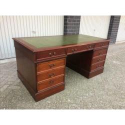 Origineel Engels Chesterfield bureau 175 cm breed
