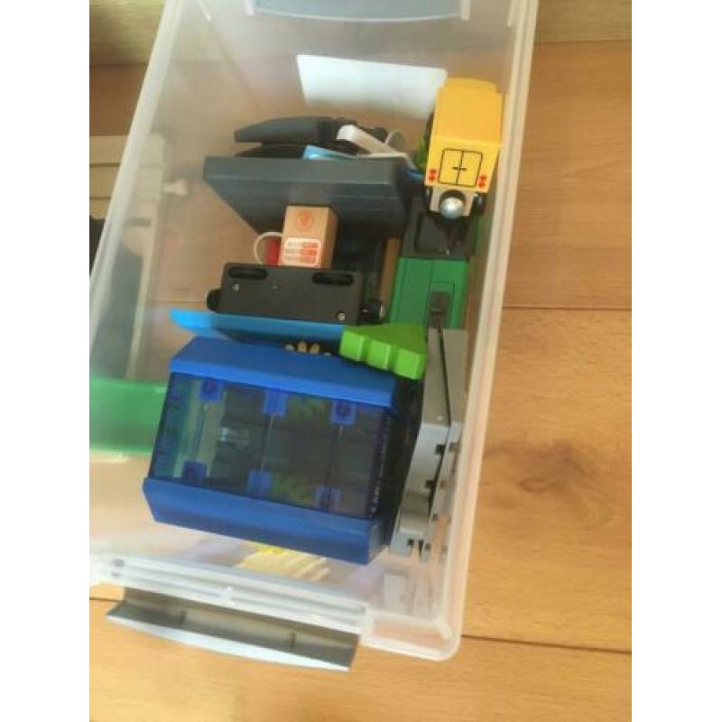 Trainrails met toebehoren en autogarage