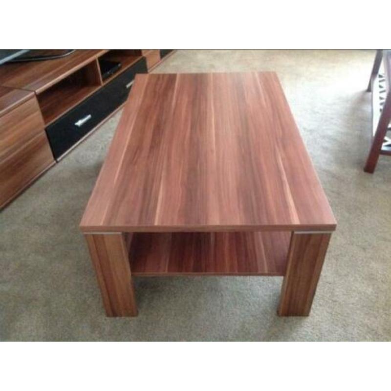 Eetkamertafel +salontafel en bijzettafel
