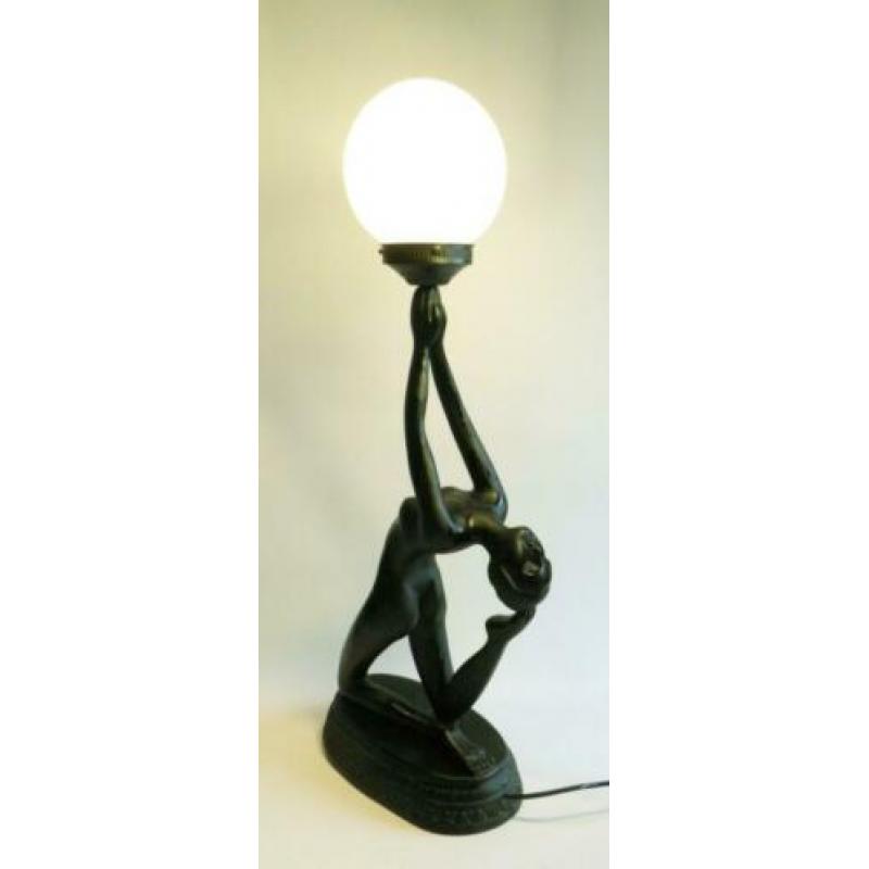 Art Deco stijl tafellamp naakte vrouw met bal.