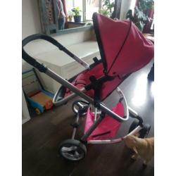 Roze kinderwagen ziet er nog netjes uit.