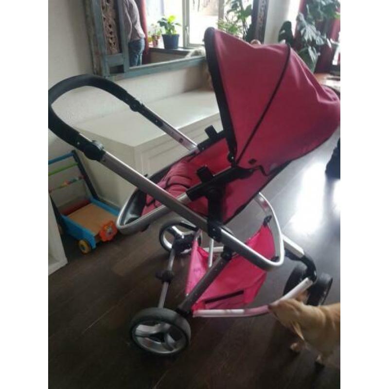 Roze kinderwagen ziet er nog netjes uit.