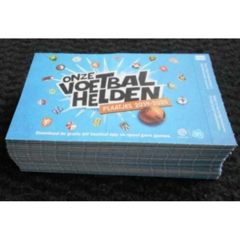 100 dichte pakjes met AH voetbalplaatjes (= 400 plaatjes)