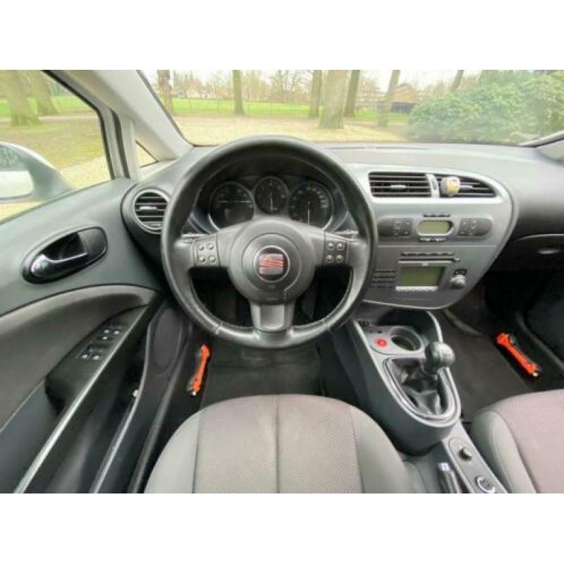 Seat Leon 1.9 TDI 77KW 2008 EURO4,NIEUWE APK,AIRCO,TREKHAAK!