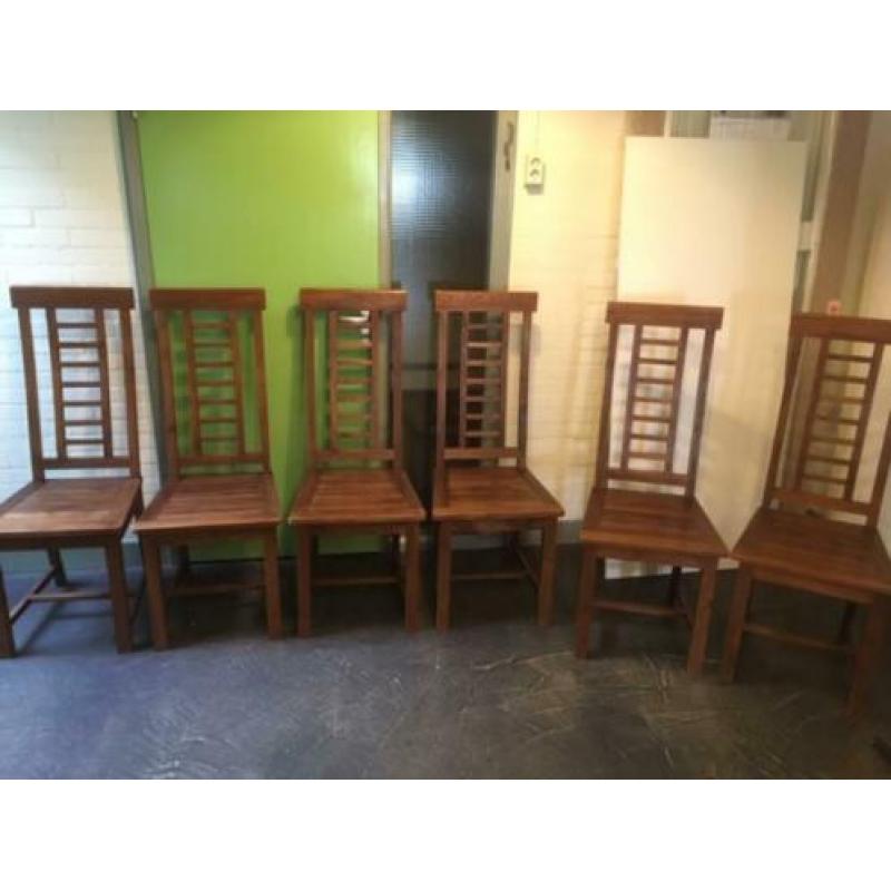 6 mooie brocante massief teak houten stoelen € 25,- pst.