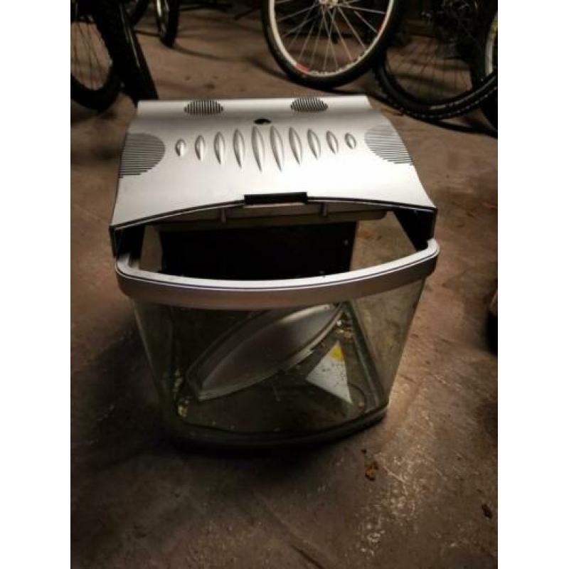 Aquarium 30x30x30 +- met pomp en kijk venster