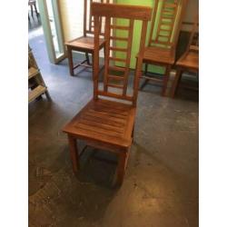 6 mooie brocante massief teak houten stoelen € 25,- pst.