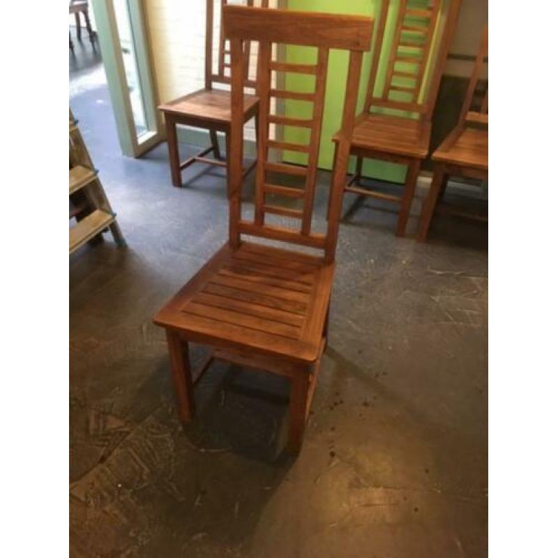 6 mooie brocante massief teak houten stoelen € 25,- pst.