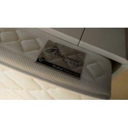 1 pers bed met bodem en matras. Goede schotelbodem discflex