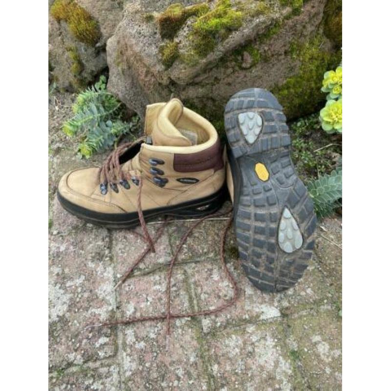 Lowa bergschoenen type B maat 6,5 (voor schoenmaat 39)