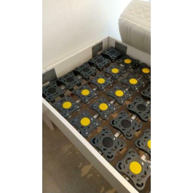 1 pers bed met bodem en matras. Goede schotelbodem discflex