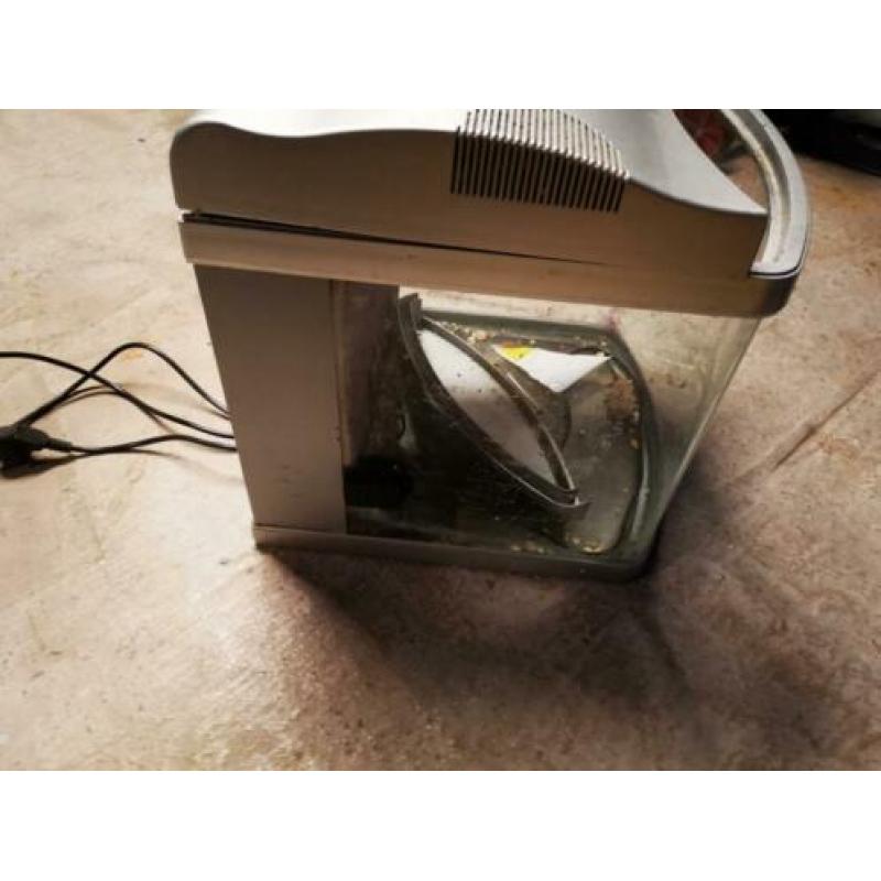 Aquarium 30x30x30 +- met pomp en kijk venster