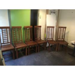 6 mooie brocante massief teak houten stoelen € 25,- pst.