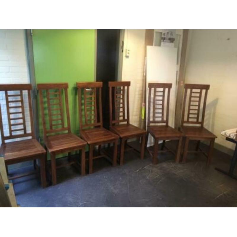 6 mooie brocante massief teak houten stoelen € 25,- pst.