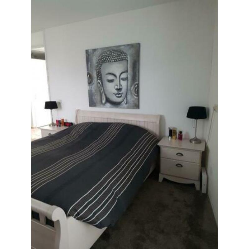 Bed met nachtkastjes