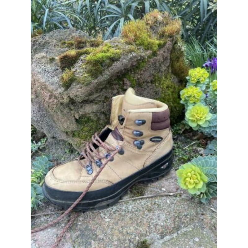 Lowa bergschoenen type B maat 6,5 (voor schoenmaat 39)