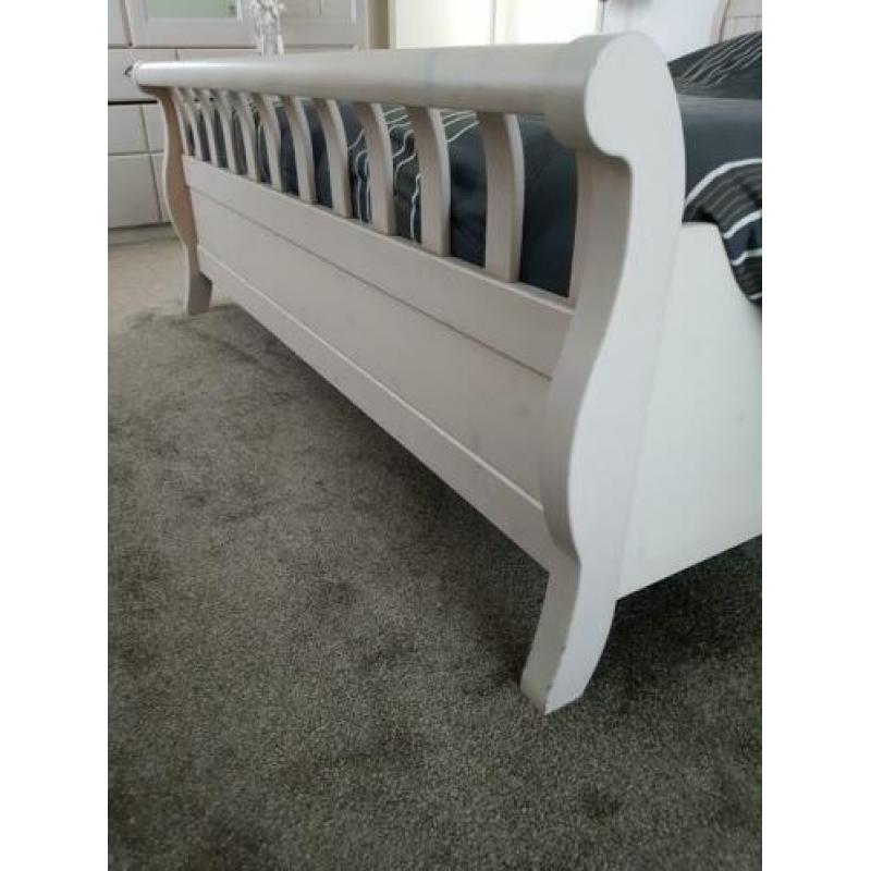 Bed met nachtkastjes