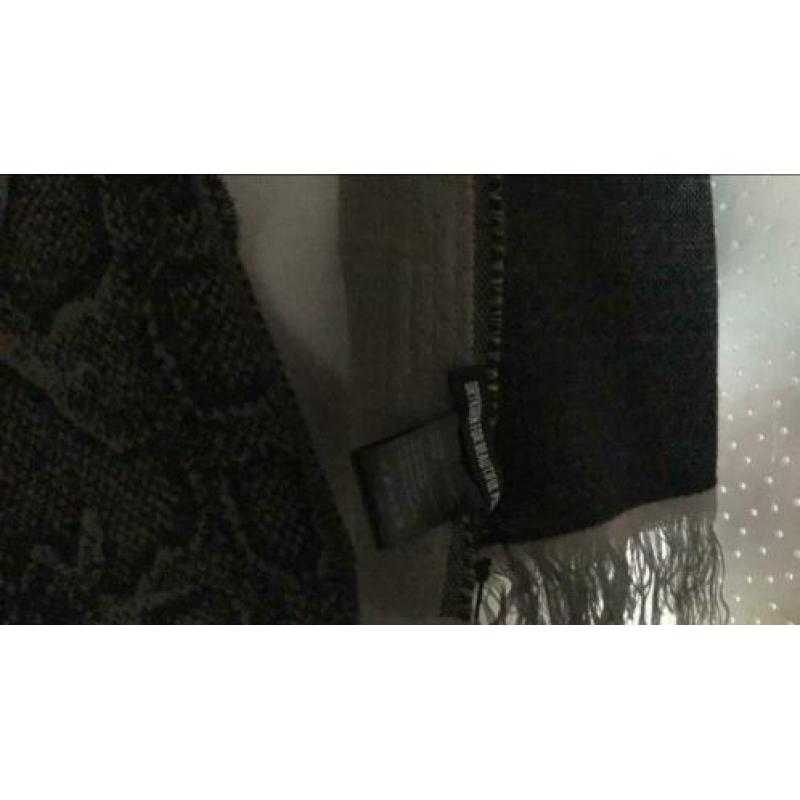 Nieuwe sjaal van Drykorn, zwart / taupe snake