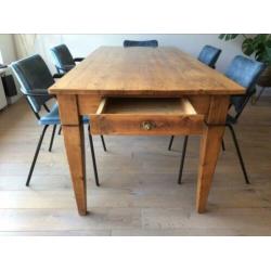 Grenen eettafel gemaakt van oude treinwagon delen