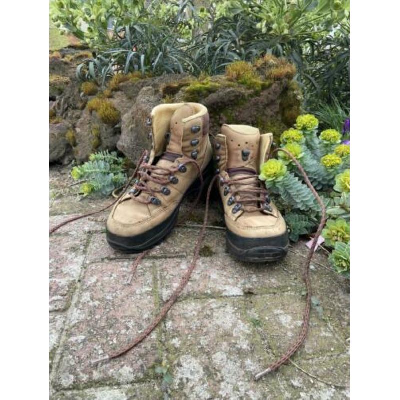 Lowa bergschoenen type B maat 6,5 (voor schoenmaat 39)
