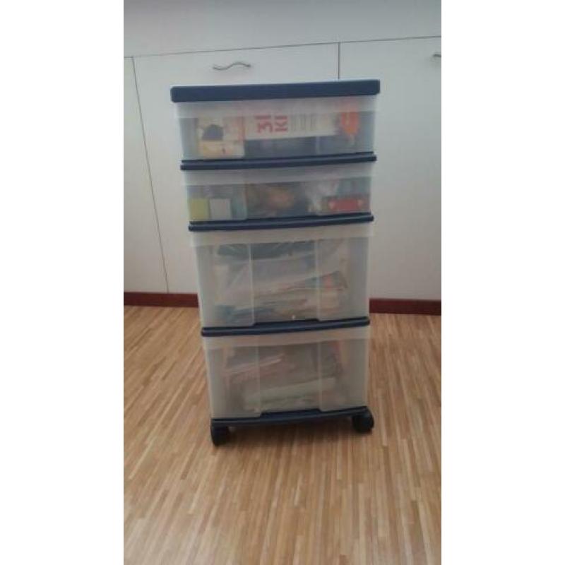 Vier ladenkastje op wieltjes van plastic / kunststof