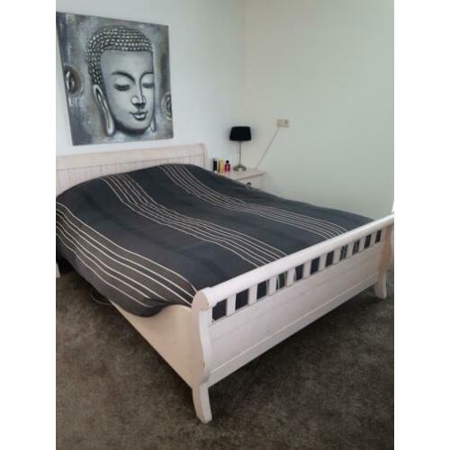 Bed met nachtkastjes