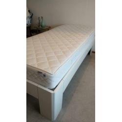 1 pers bed met bodem en matras. Goede schotelbodem discflex
