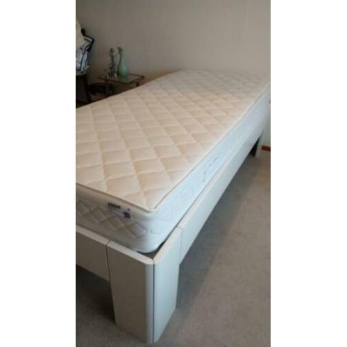 1 pers bed met bodem en matras. Goede schotelbodem discflex