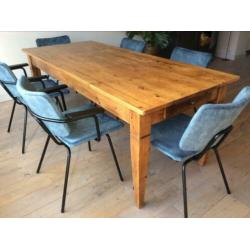 Grenen eettafel gemaakt van oude treinwagon delen