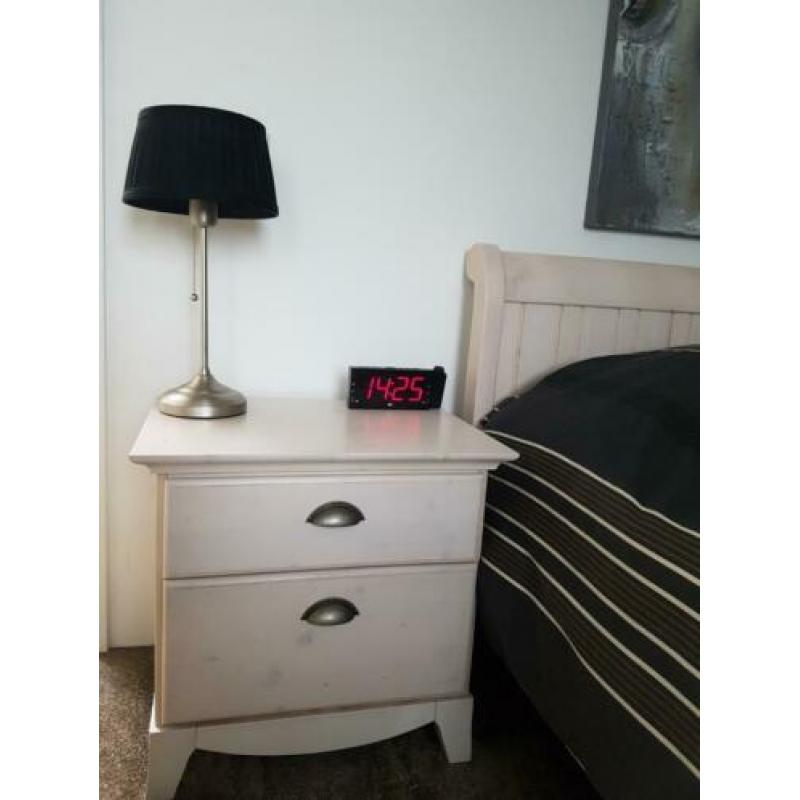 Bed met nachtkastjes