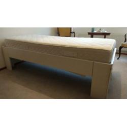 1 pers bed met bodem en matras. Goede schotelbodem discflex