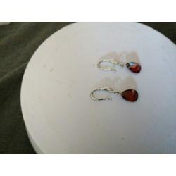 Zeer mooie 925zilveren oorbellen met rood kristal