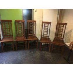 6 mooie brocante massief teak houten stoelen € 25,- pst.