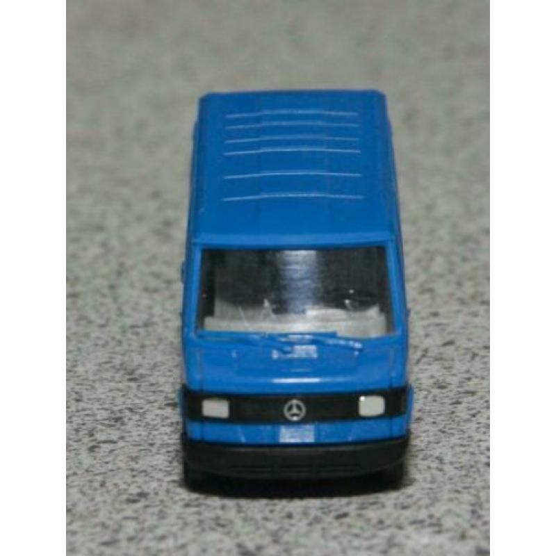 Mercedes 207D personenbusje. Merk: Praliné