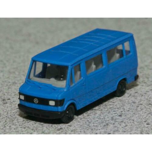 Mercedes 207D personenbusje. Merk: Praliné