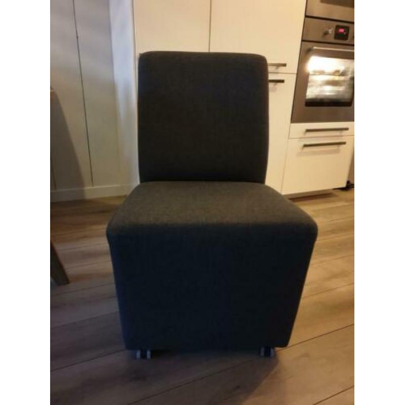 6 eetkamerstoelen donker grijs op wieltjes