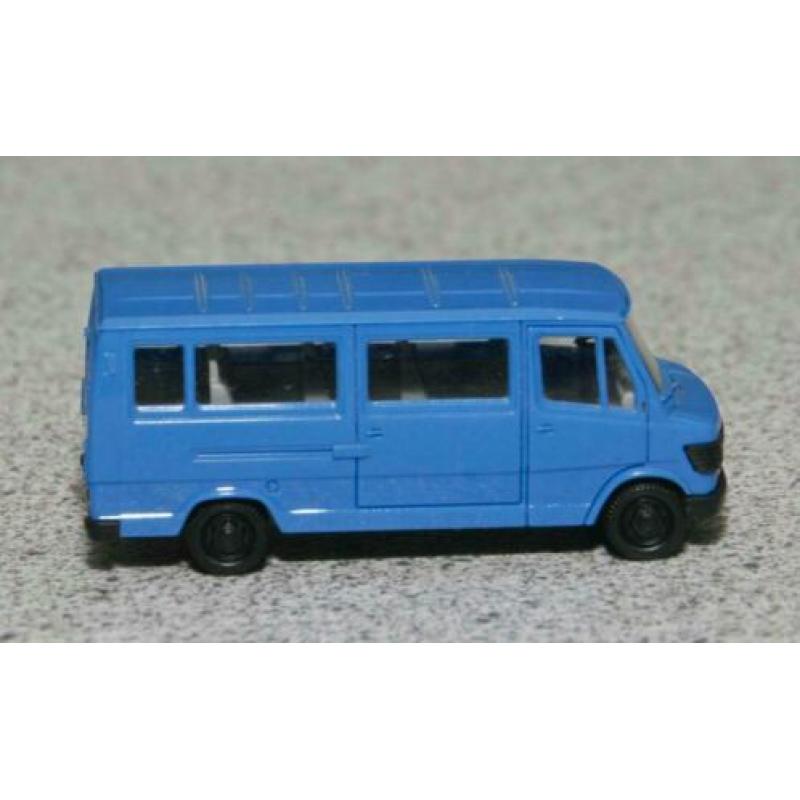 Mercedes 207D personenbusje. Merk: Praliné
