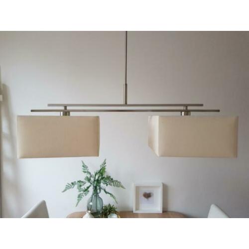 In hoogte verstelbare eettafel hanglamp met 2 lampenkappen.