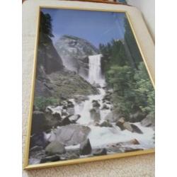 een heel goede goudkleurige fotolijst met glas plaat er voor
