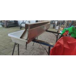 Grote bak met drie kranen