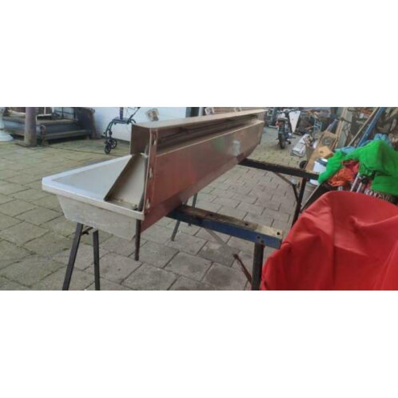Grote bak met drie kranen