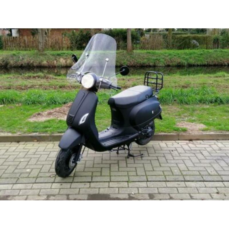 Vespa look senzo riva lux 2019 euro4 met slechts 447km