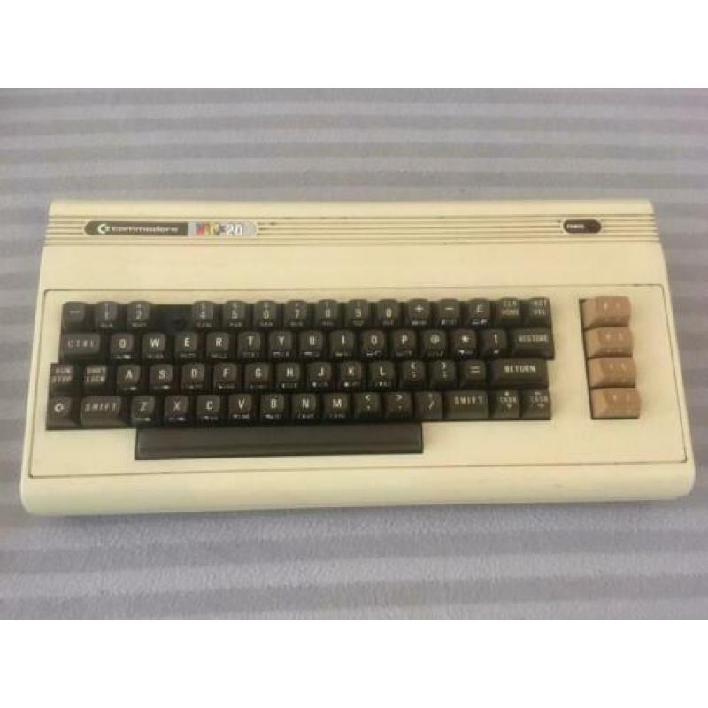 Commodore 64 VIC 20 keyboard + cassettedeck + cartridge spel
