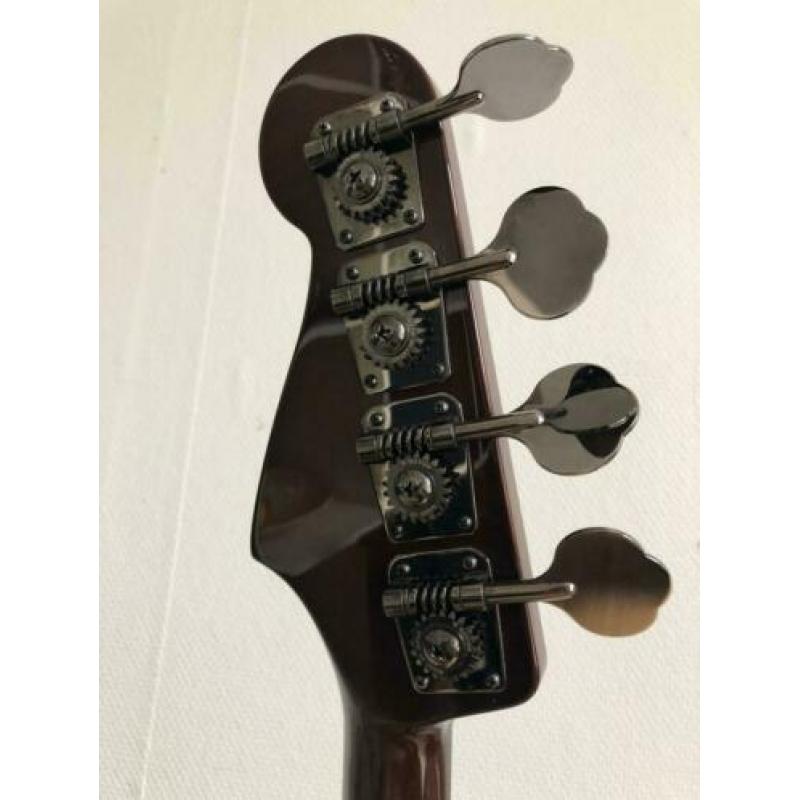 Fender Limited Edition '62 Jazz Bass (Walnut)