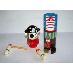 Mooie houten spaarpot Piraat. H. 25cm. Izgs.