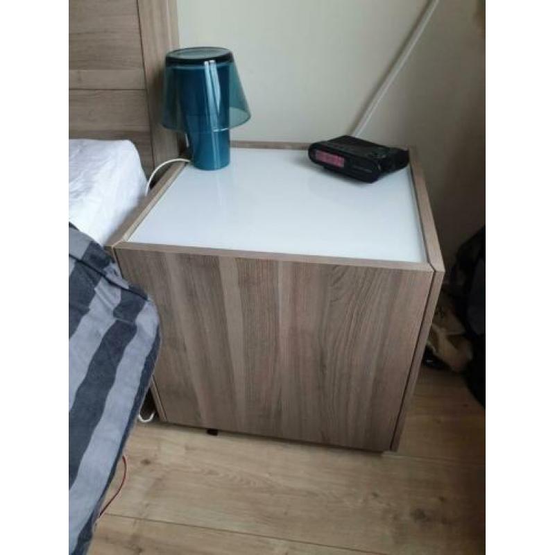 Twee persoons bed met nacht kastjes en bij passende dressoir