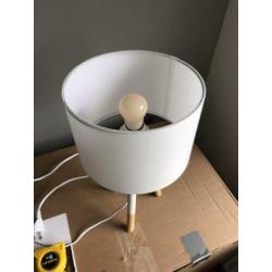 Kleine witte met houten tafel lamp