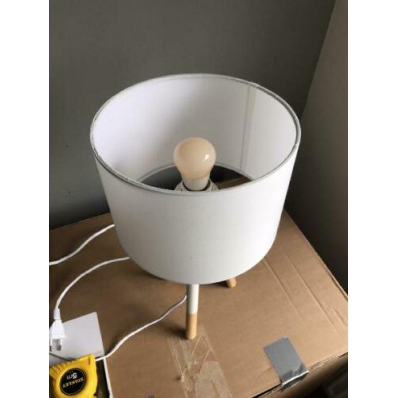 Kleine witte met houten tafel lamp