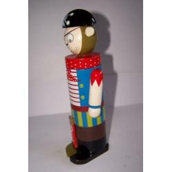 Mooie houten spaarpot Piraat. H. 25cm. Izgs.