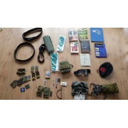 verzameling militaira baret- riem - boeken - epiletten -